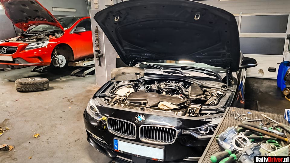 Samochód na podnośniku podczas serwisu w Auto Mechanik Pro