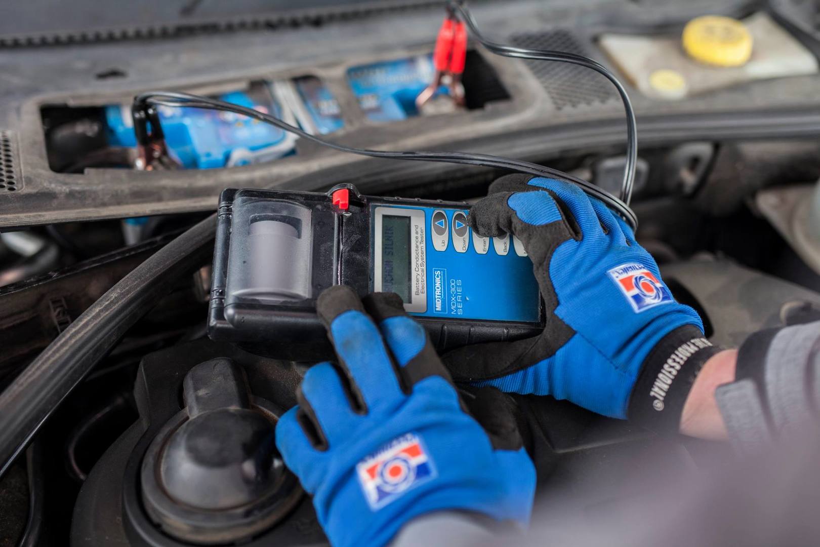 Ekspert od elektryki samochodowej przy pracy nad układem elektrycznym